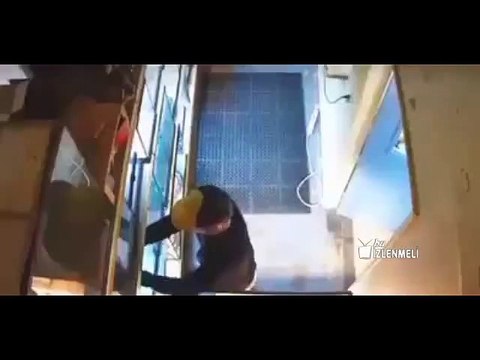 piton yılanını çalıp pantolonunun içine koyan hırsız