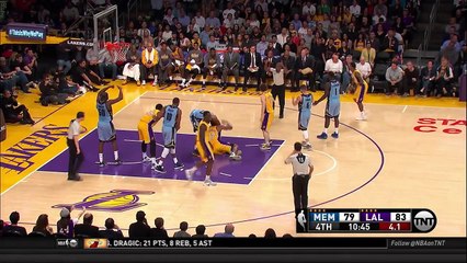 Metta World Peace se fait expulser contre les Grizzlies