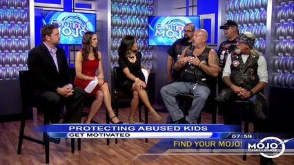 Un motard vient chercher le garçon à l’école