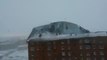Le vent arrache le toit d'un immeuble en Russie