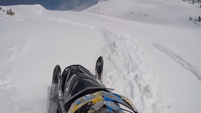 Un homme en motoneige surpris par une énorme avalanche !