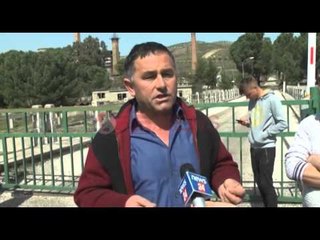 Ballsh, naftëtarët në protestë, i vënë drynin uzinës: Shteti të na paguajë- Ora News