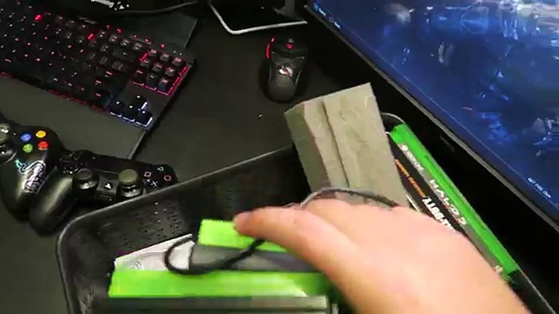 ⁣SMALLEST Gaming Room Setup In The WORLD - Gaming Setup Tour 2015 7