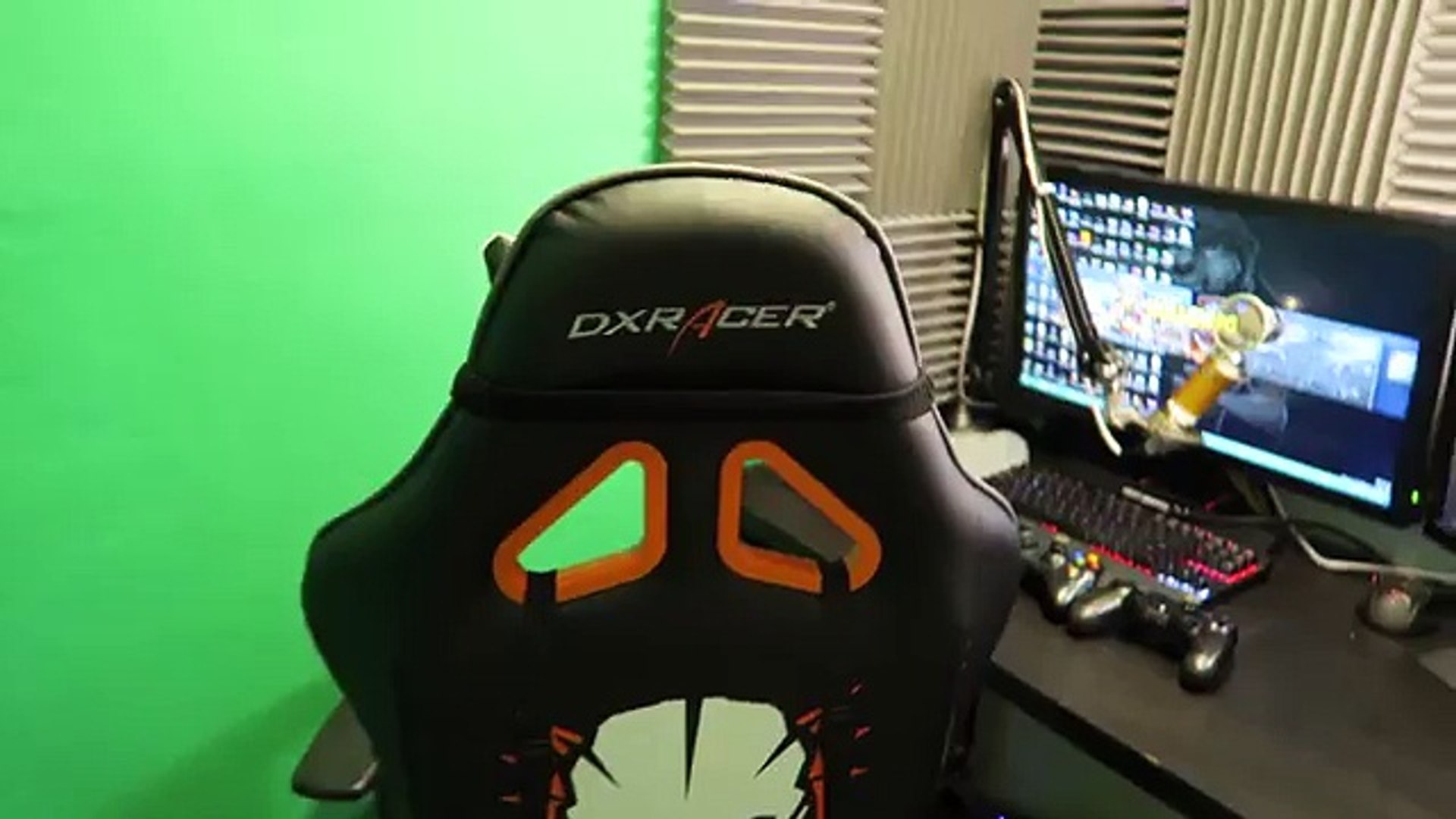 ⁣SMALLEST Gaming Room Setup In The WORLD - Gaming Setup Tour 2015 10