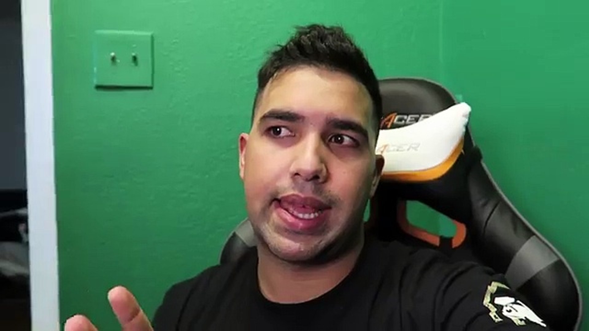 SMALLEST Gaming Room Setup In The WORLD - Gaming Setup Tour 2015 18