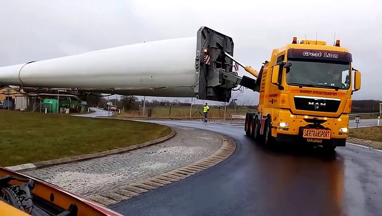 Pas facile de faire passer une éolienne de 73 mètres à un rond-point (Danemark)