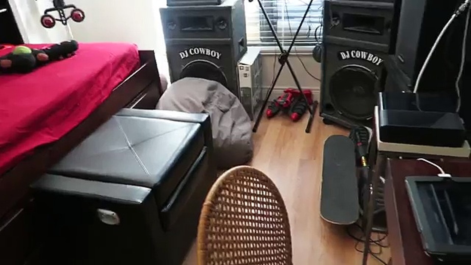 ⁣SMALLEST Gaming Room Setup In The WORLD - Gaming Setup Tour 2015 37