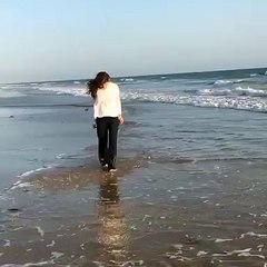 Neelam Munir Spent her Sunday at beach, selfi video