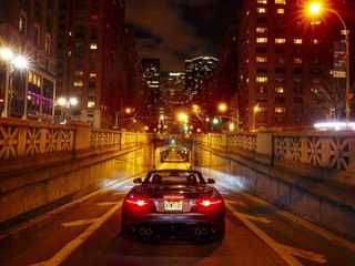 La Jaguar F-Type SVR rugit dans un tunnel de New York