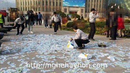 Người phụ nữ vứt 400 triệu ra đường và cái kết bất ngờ