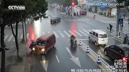 Sauvetage d'une piétonne coincée sous une camionnette