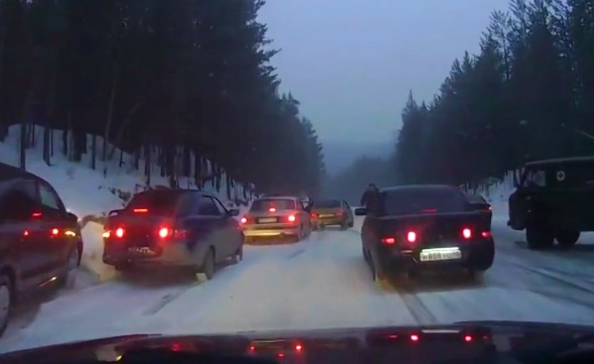 Speeding On Icy Roads In Russia Is a Bad Idea!