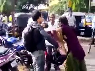 لڑکي نے لڑکے کي دھولائي کر دي ويڈيو ديکھيں