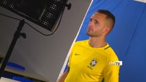 Jogadores da Seleção Brasileira posam com nova camisa