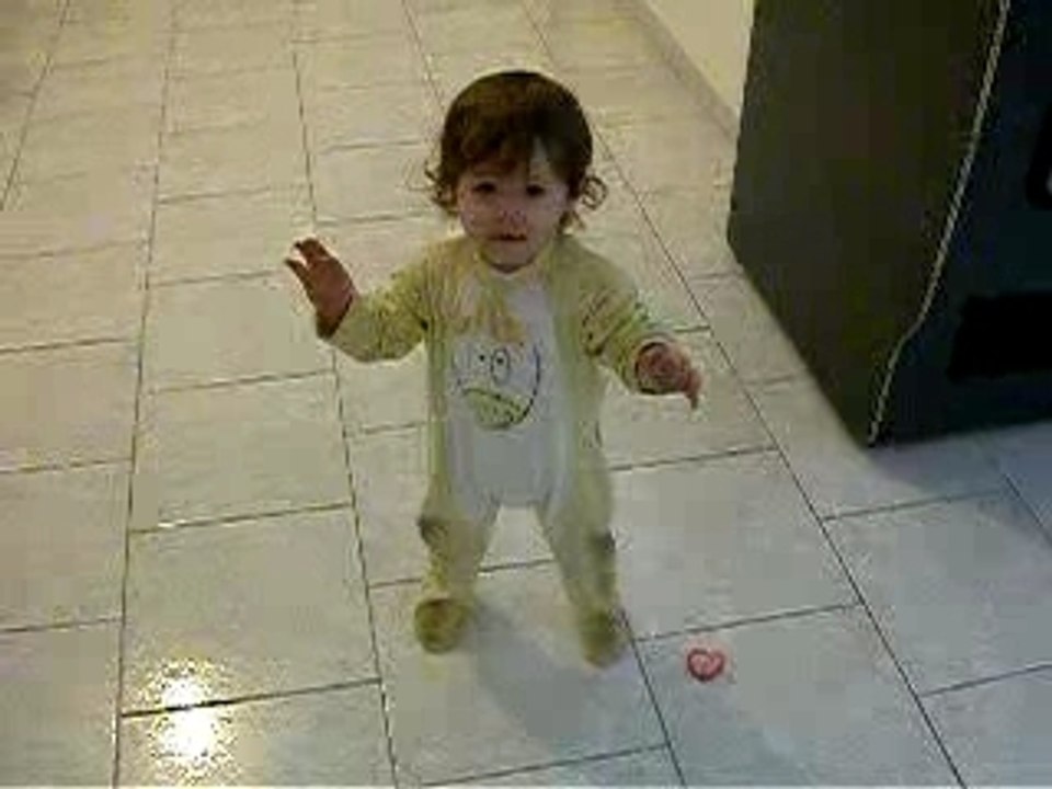 Jade marche seul à 14 mois