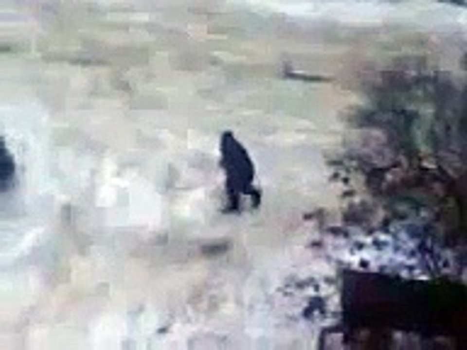 Видео Бухой дед идёт по дороге Зима 2010 год
