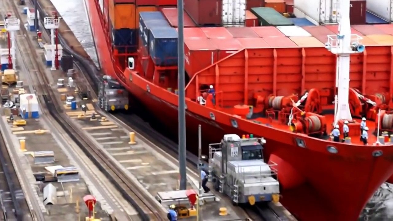 Two container ships collide on Suez Canal