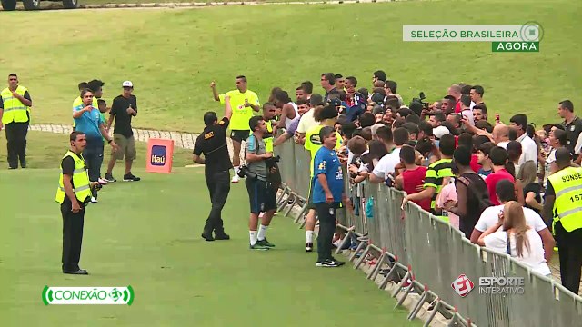 Jogadores da Seleção Brasileira atendem torcedores após o treino desta quarta-feira na Granja Comary