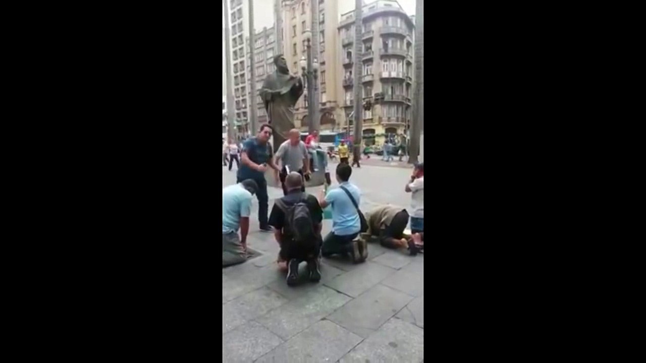 Varias personas reciben a Cristo publicamente en plaza de Brasil