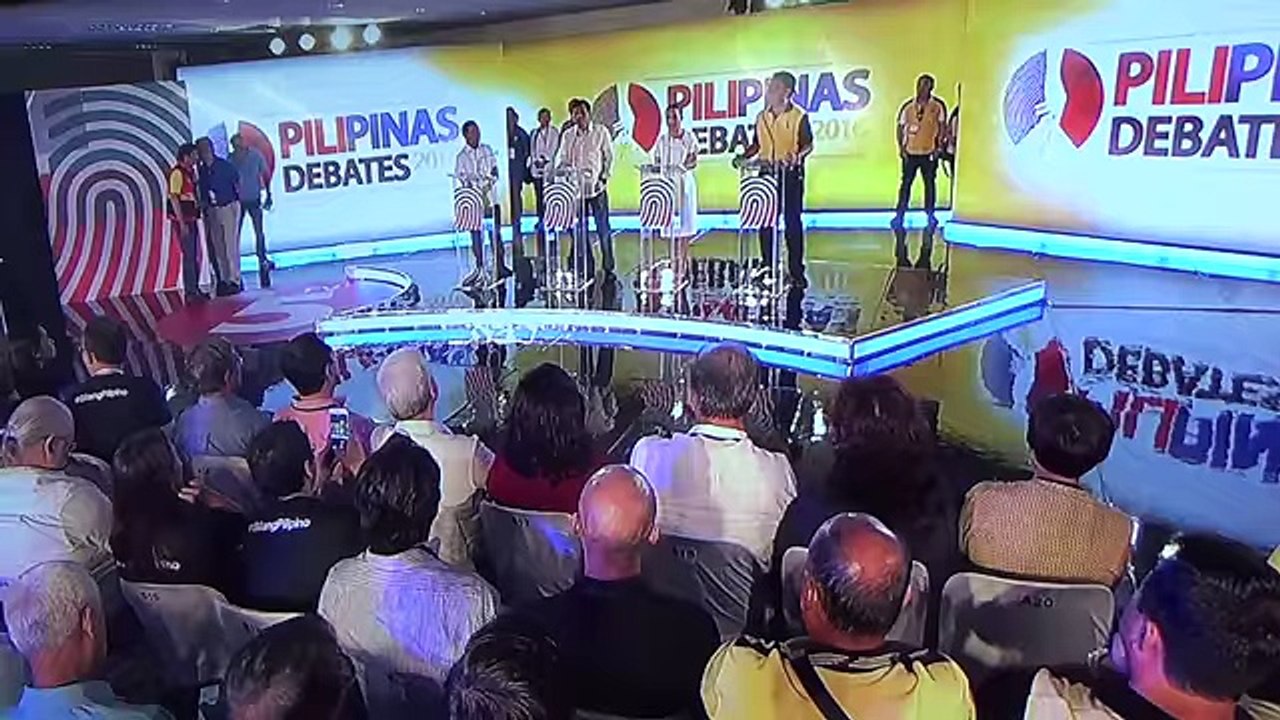 Cayetano twits Binay for bringing notes in debate