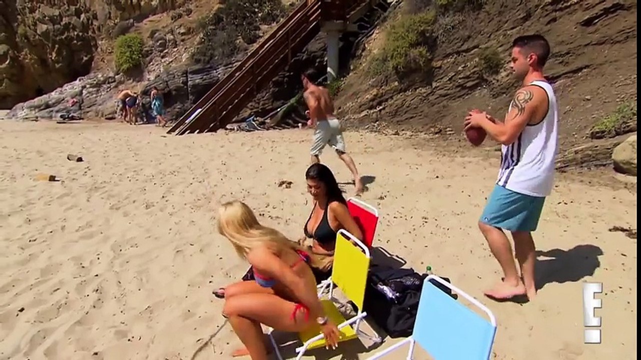 Rosa Mendes and Mandy Rose spy on Bobby while he's in Vegas  Total Divas Preview Clip, Mar. 10, 2016