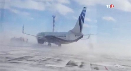 Мощный Ураган в Норильске сорвал крышу с дома и развернул стоящий самолёт Boeing на 180 градусов.