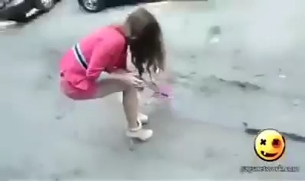 Hot girl cũng tè bậy ngoài đường