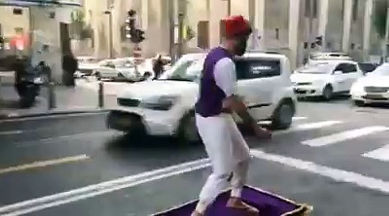 Aladdin sur un tapis volant dans les rues en Israel à Tel Aviv