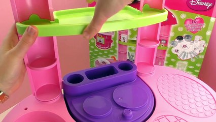 Nous jouons avec la cuisine Minnie Mouse avec une adorable dinette et de supers autocollan