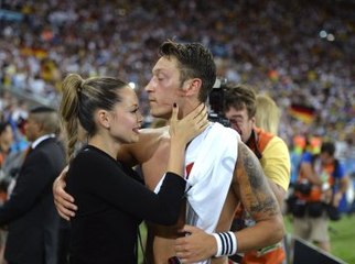 Mesut Özil, ve Sevgilisi Mandy Ayrıldı