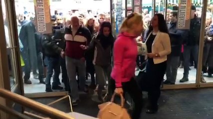 Topdrukte bij tijdelijke heropening Vamp;D in Stad - RTV Noord