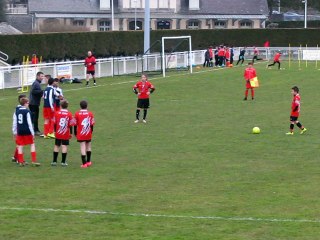 U13 contre FC2A(2) le 23/03/2016 - Coup franc de Romain RIOM qui finit, malheureusement, sur la barre du portier aurillacois.