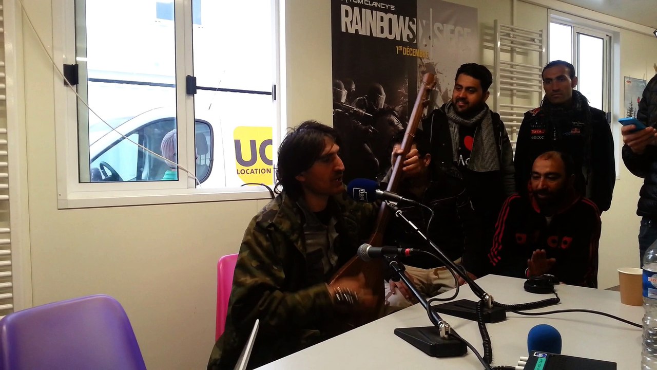 Journée spéciale Calais : Ismaël, un jeune afghan, joue de la Damboula