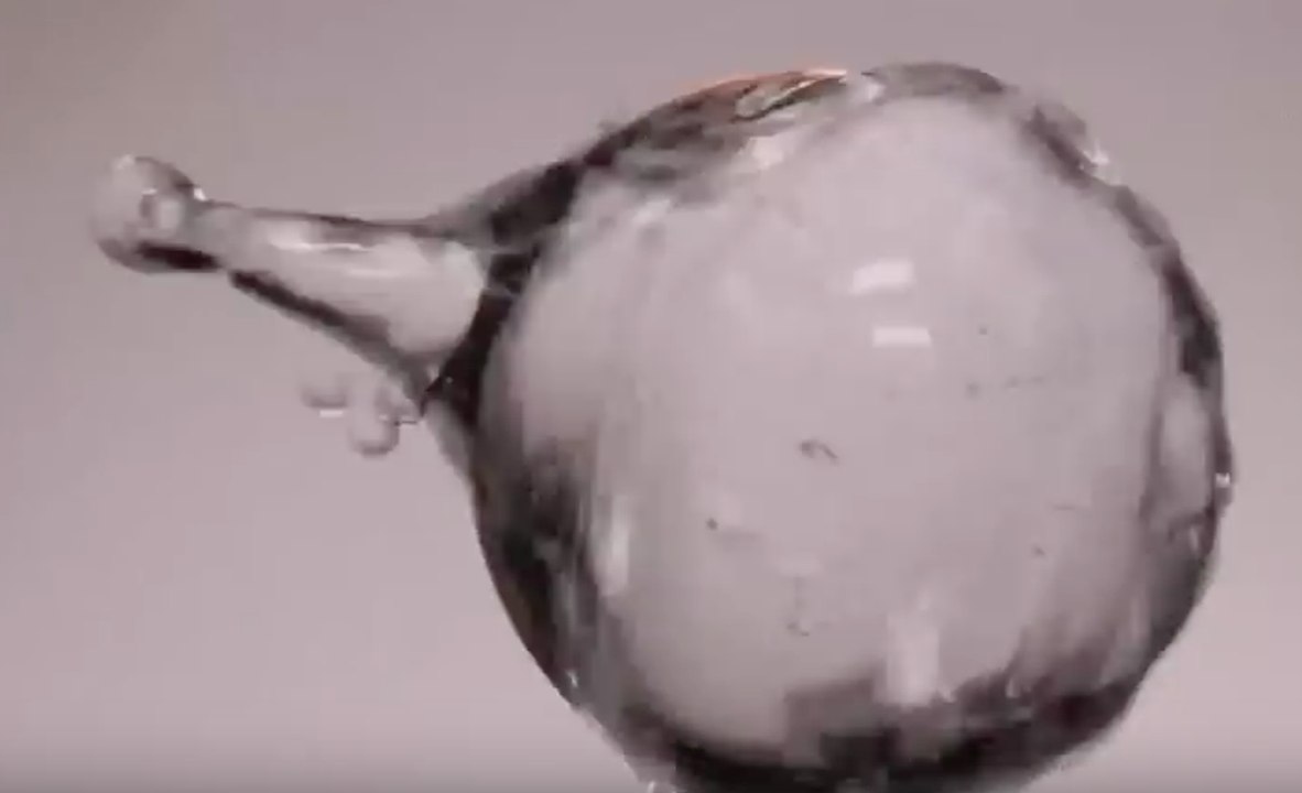 Injecter des bulles d'airs dans des gouttes d'eau en impesanteur