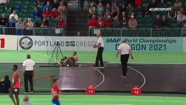 Kendell Williams lance son poids sur un photographe