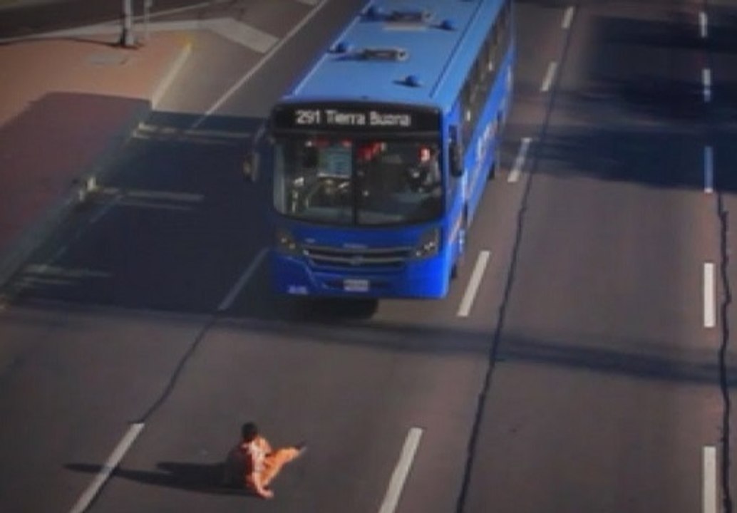 Incroyable, jeune Colombien de Bogota traverse l'autoroute en faisant des pirouettes
