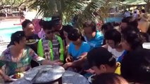 Des touristes chinois affamés défoncent un buffet de nourriture en 2 secondes