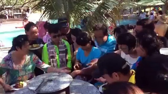 Des touristes chinois affamés défoncent un buffet de nourriture en 2 secondes