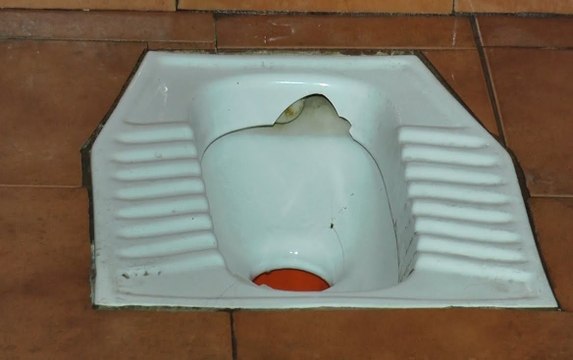 Report TV - Teatri i Operas dhe Baletit, tualete në gjendje skandaloze për publikun