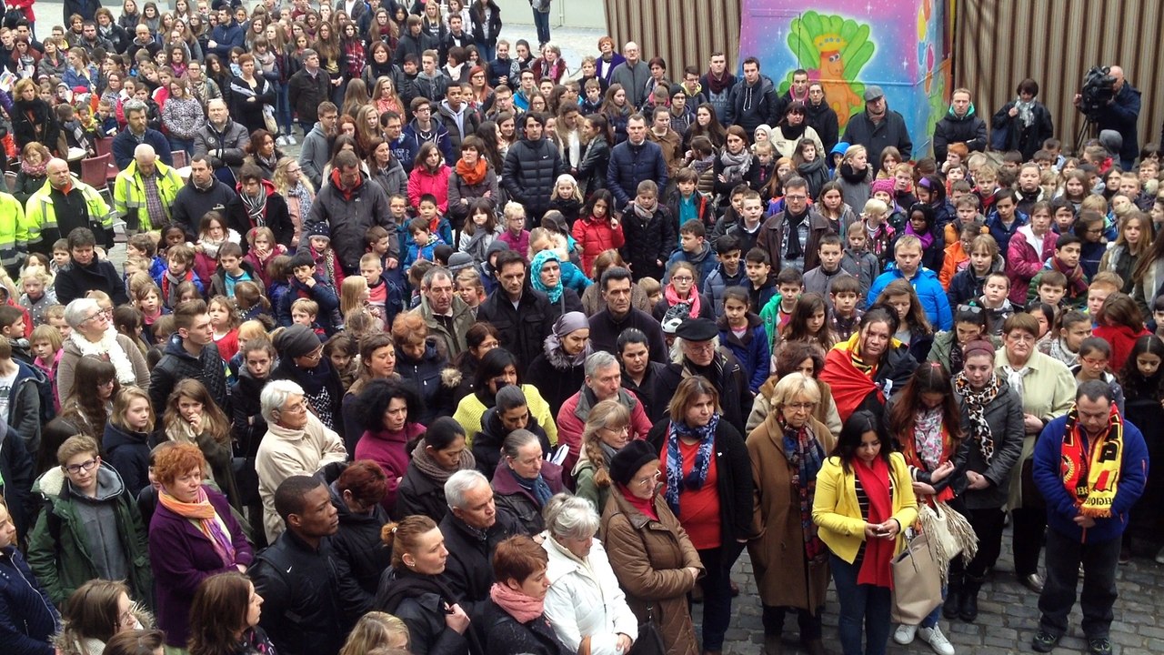 Minute de silence à la Grand-Place de Huy (atte...