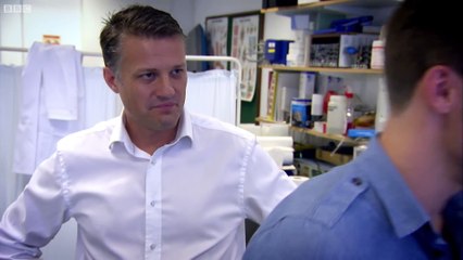 Il cuisine une partie de sa propre jambe pour voir quel goût a la chair humaine