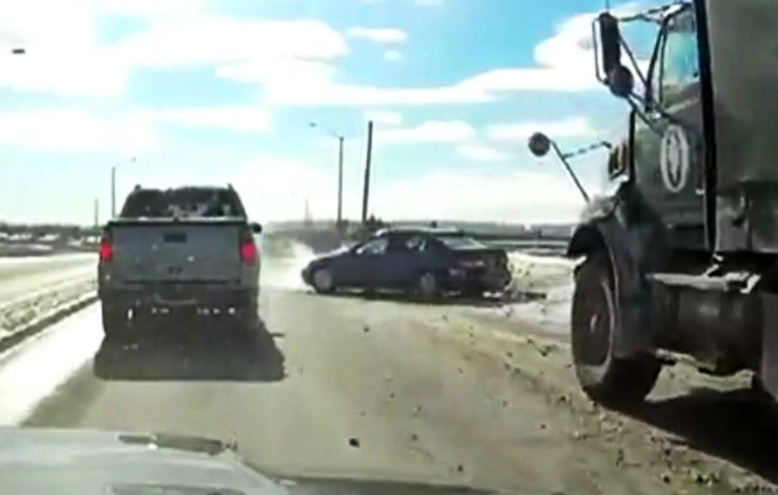 Instant Justice Served To Idiot Trying To Pass On The Right