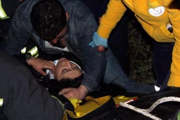 Kaza Yapan Alkollü Sevgililer Ekiplere Güçlük Çıkardı