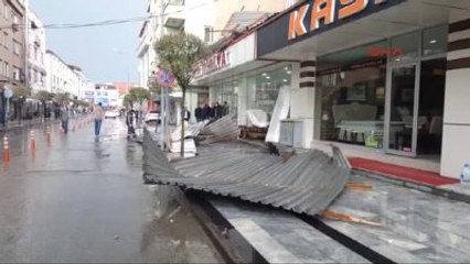 Düzce'de Fırtına Çatı Uçurdu