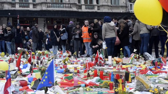 Attentats de Bruxelles : le recueillement à la Bourse devant les caméras du monde entier