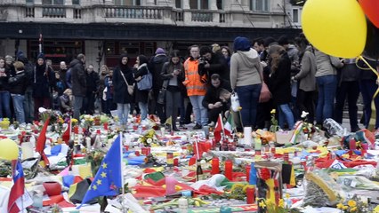 Attentats de Bruxelles : le recueillement à la Bourse devant les caméras du monde entier