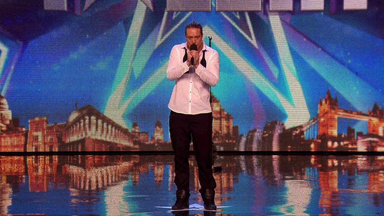 Il fait semblant d'avoir des soucis techniques, ce qu'Il fait ensuite donnera très chaud aux femmes