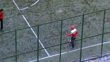 Орловские ребята играют в футбол ( Придурки )