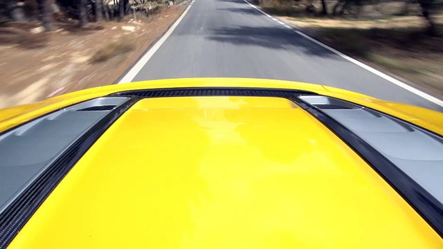 L'Audi R8 Spyder embarque une capote repliable en deux parties