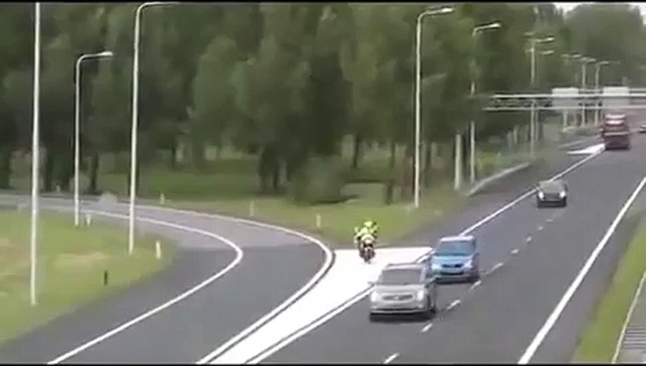 Policier en moto écrasé sur lautoroute par une voiture